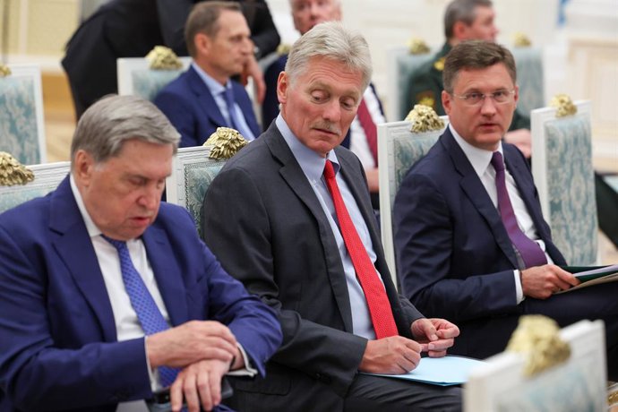 RÚSSIA, MOSCOU - 14 DE AGOSTO DE 2025: O assessor presidencial Yury Ushakov, o secretário de imprensa da presidência russa, Dmitry Peskov, e o vice-primeiro-ministro da Rússia, Alexander Novak (da esquerda para a direita), são vistos antes de uma reunião 