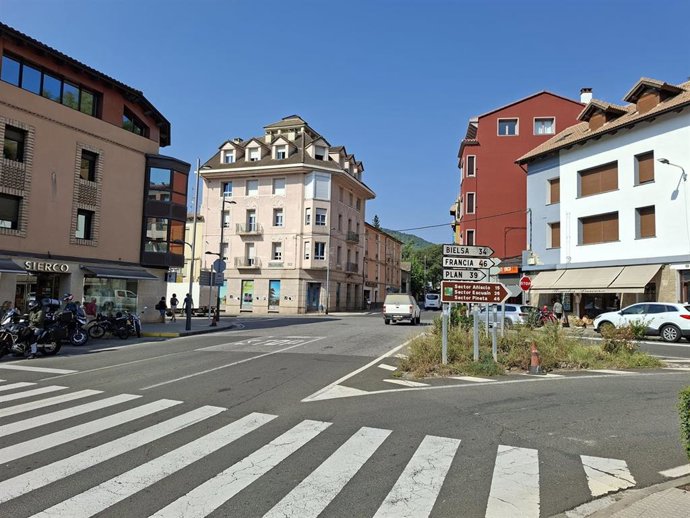 Cruce de la N-260 y la A-138 en Aínsa, donde se construirá una rotonda.