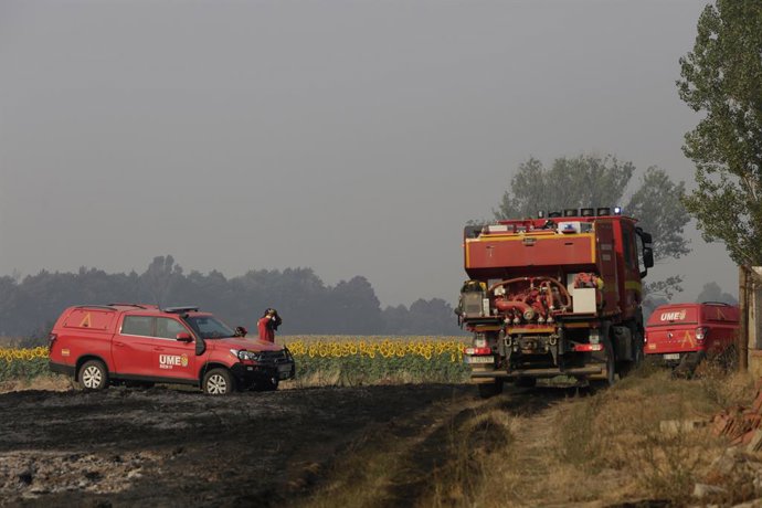 Furgonetas y camiones de la UME, en tierra quemada tras un incendio en tierra quemada, a 13 de agosto de 2025, en Quintana y Congosto, León, Castilla y León (España). El incendio forestal que afecta a León y Zamora ha provocado la muerte de un voluntario 