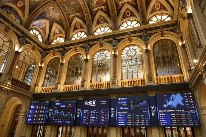 Estado de la bolsa de Madrid, a 28 de julio de 2025, en Madrid (España). El Ibex 35 cotizaba en los 14.370 puntos en la media sesión de este lunes, en línea con el incremento del 1% registrado en la apertura, en un contexto marcado por el acuerdo comercia