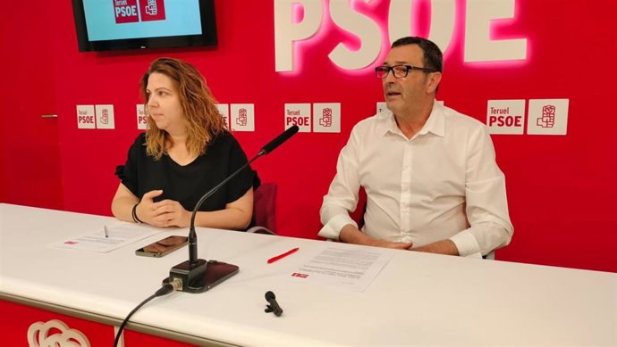 Archivo - El secretario general del PSOE Teruel, Rafael Guía, y la vicesecretaria general María Ariño.