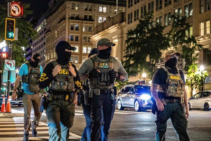 14 de agosto de 2025, Washington, Distrito de Columbia, EUA: Agentes mascarados da Administração de Combate às Drogas dos EUA em equipamento tático patrulham as ruas de Washington, DC, perto da Universidade George Washington. O governo Trump mobilizou cen