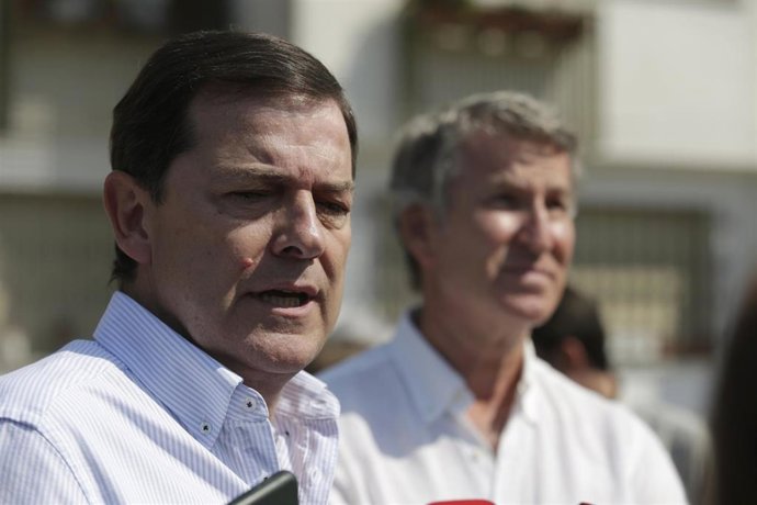 El presidente de Castilla y León, Alfonso Fernández Mañueco (i), atiende a los medios durante su visita al Puesto de Mando Avanzado de Palacios del Sil