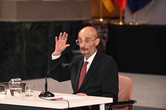 Archivo - El expresidente de Aragón Javier Lambán durante el acto de entrega del retrato de Javier Lambán, en la sala de la Corona del Edificio Pignatelli, a 10 de julio de 2025, en Zaragoza
