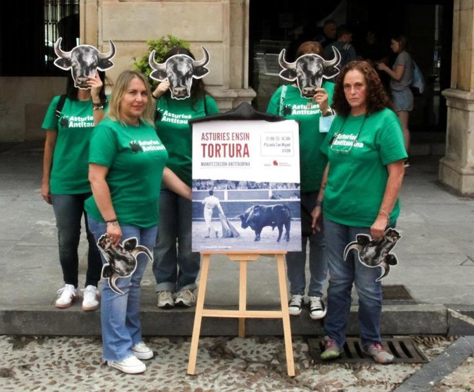 Presentación, frente al Ayuntamiento de Gijón, del cartel de la manifestación antitaurina del 17 de agosto.