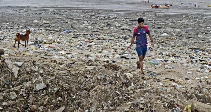 Imagen de archivo de una playa cubierta por plásticos en Bombay (India)