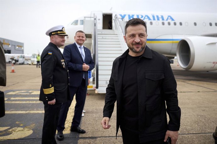 August 14, 2025, Stansted Mountfitchet, Essex, United Kingdom: Ukrainian President Volodymyr Zelenskyy, steps off an Ukrainian Airlines plane on arrival to London's Stansted Airport, August 14, 2025 in Stansted Mountfitchet, Uttlesford, Essex, United King