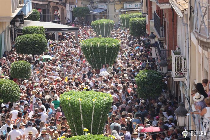 Bétera ofrenda sus 'Alfàbegues' a la Virgen de la Asunción en la tradicional Rodà
