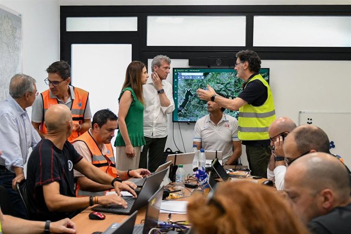 El presidente de la Xunta, Alfonso Rueda, visita el centro de coordinación operativa (Cecop) provincial para hacer el seguimiento de la situación de los incendios