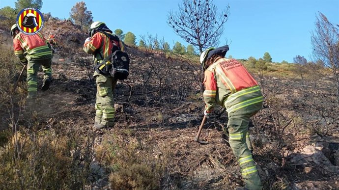 Trabajos de perimetraje realizados este viernes en el incendio forestal de Teresa de Cofrentes (Valencia)