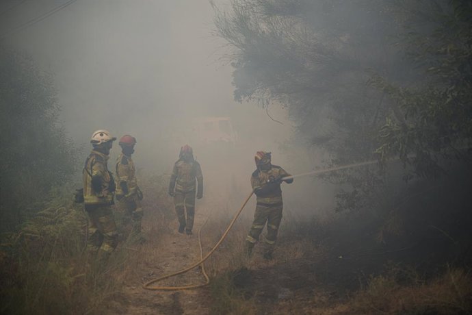 31 de julho de 2025, Portugal, Parada Monte: os bombeiros continuam trabalhando na área de Parada Monte para extinguir o incêndio. Foto: Elena Fernandez/ZUMA Press Wire/dpa