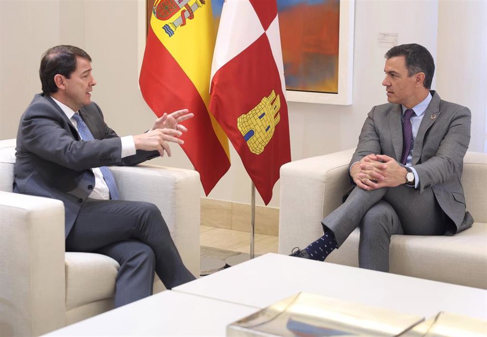 Archivo - El presidente la Junta de Castilla y León, Alfonso Fernández Mañueco (i) y el presidente del Gobierno, Pedro Sánchez (d), durante su reunión en el Palacio de La Moncloa, en 2022