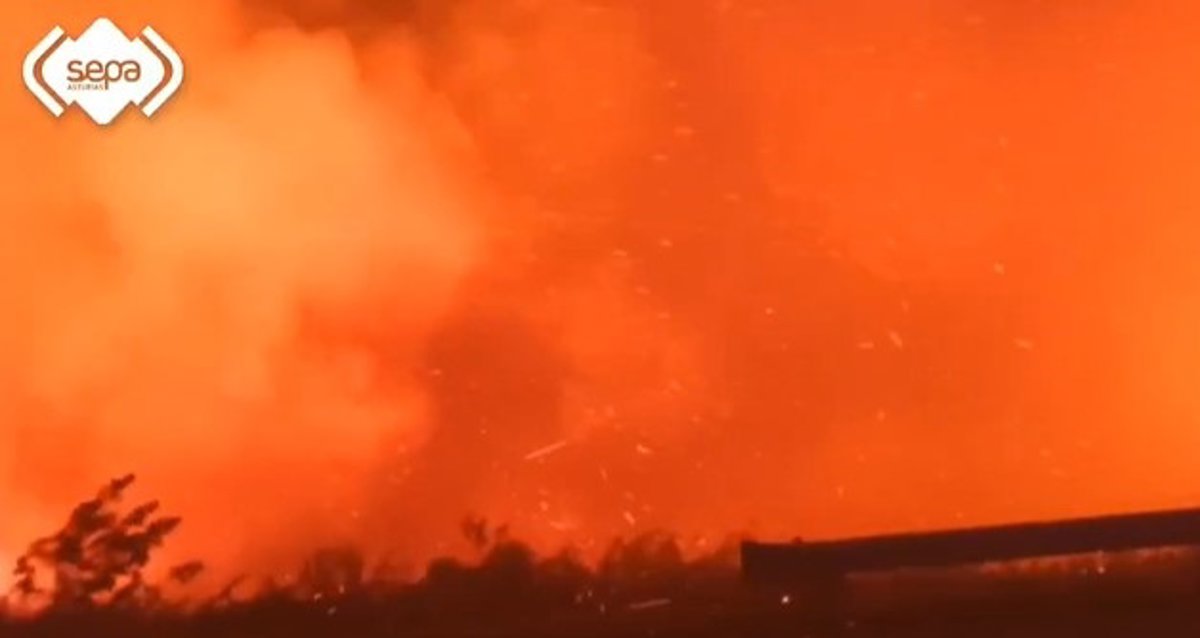 El SEPA activa la evacuación voluntaria de Llamera y Sonande por los incendios forestales en Cangas del Narcea