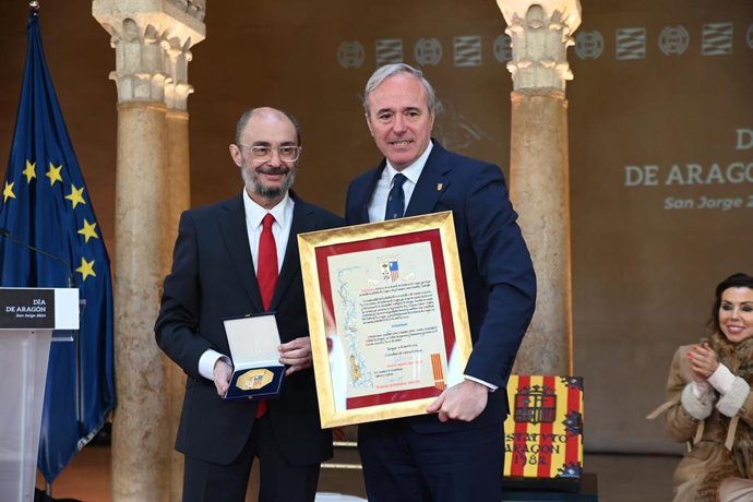 Archivo - El presidente del Ejecutivo autonómico, Jorge Azcón (d), y el expresidente del Ejecutivo aragonés, Javier Lambán (i), durante el  acto institucional del Día de Aragón de 2024