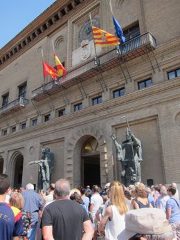 Archivo - Banderas a media asta en Ayuntamiento de Zaragoza en una imagen de archivo