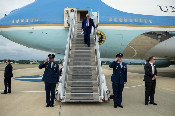 Archivo - 10 de junho de 2025, Fort Bragg, Carolina do Norte, EUA: O presidente Donald Trump desembarca do Air Force One no Pope Army Airfield, na Carolina do Norte, na terça-feira, 10 de junho de 2025.