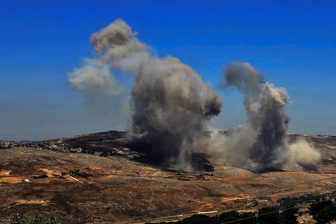 Archivo - 27 June 2025, Lebanon, Qlayiaa: Smoke billows after Israeli strikes against areas in south Lebanon allegedly targeting pro-Iranian Hezbollah positions in the outskirts of the southern Lebanese city of Nabatiyeh. Several areas across southern Leb