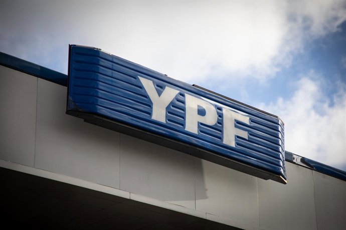 Archivo - BUENOS AIRES, 1 de julio de 2025 -- Esta foto, tirada em 30 de junho de 2025, mostra um logotipo da YPF em Buenos Aires, Argentina. A Argentina recorrerá da decisão de um tribunal de Nova York que ordenou que o país sul-americano transferisse 51