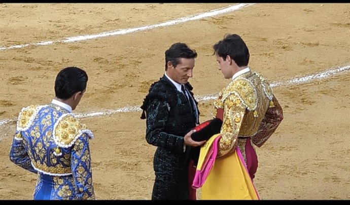 Momento de la ceremonia de la alternativa de Fabio Jiménez, por parte de su padrino Diego Urdiales, y con Alejandro Talavante, de testigo, en Alfaro
