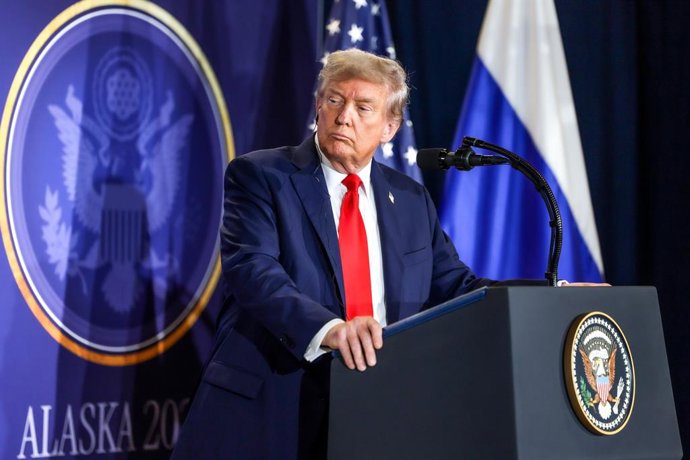 EUA, ANCHORAGE - 16 DE AGOSTO DE 2025: Donald Trump, presidente dos EUA, dá uma coletiva de imprensa conjunta com seu colega russo Vladimir Putin após sua reunião na Base Conjunta Elmendorf-Richardson