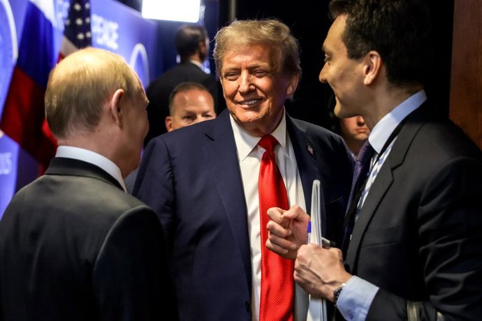 EUA, ANCHORAGE - 16 DE AGOSTO DE 2025: Vladimir Putin, presidente da Rússia, e seu colega americano Donald Trump saem após uma coletiva de imprensa conjunta sobre sua reunião na Base Conjunta Elmendorf-Richardson