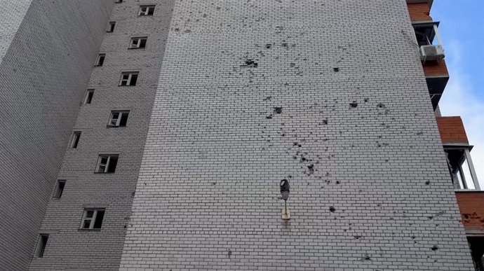 RÚSSIA, KURSK - 15 DE AGOSTO DE 2025: Um prédio de apartamentos é danificado por um ataque de drone ucraniano, deixando uma pessoa morta. Captura de vídeo. Melhor qualidade disponível