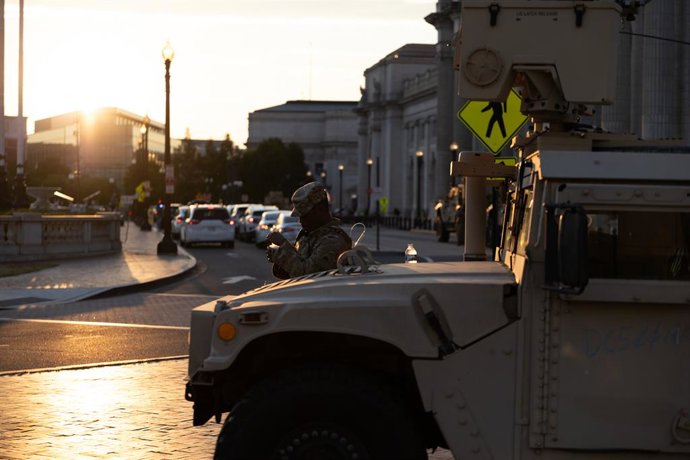 14 August 2025, US, Washington: A soldier from the DC National Guard's 372nd Military Police Battalion stands in front of an armored HMMWV outside Union Station in Washington, DC. Photo: Tom Hudson/ZUMA Press Wire/dpa