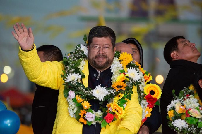13 de agosto de 2025, Bolívia, El Alto: O candidato presidencial Samuel Doria Medina participa do evento final de sua campanha antes das eleições de 17 de agosto de 2025 na Bolívia, realizadas em meio a uma grave crise econômica e social. Foto: Radoslaw C