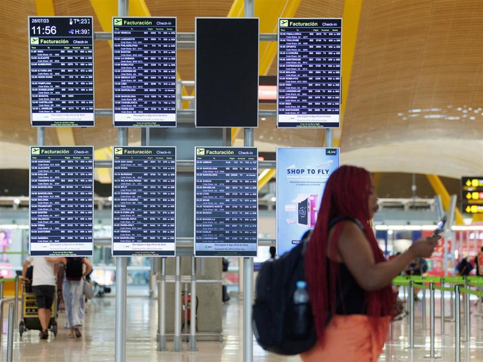 Archivo - Paneles de facturación de la Terminal T4 del Aeropuerto Adolfo Suárez-Madrid Barajas con motivo de la operación salida de inicios de agosto, a 28 de julio de 2023, en Madrid (España).