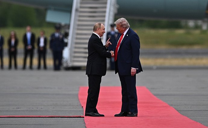 HANDOUT - 15 August 2025, US, Alaska: US President Donald Trump (R) greets Russia's President Vladimir Putin upon their arrival in Alaska. Photo: Sergey Bobylev/Kremlin/dpa - ATTENTION: editorial use only and only if the credit mentioned above is referenc