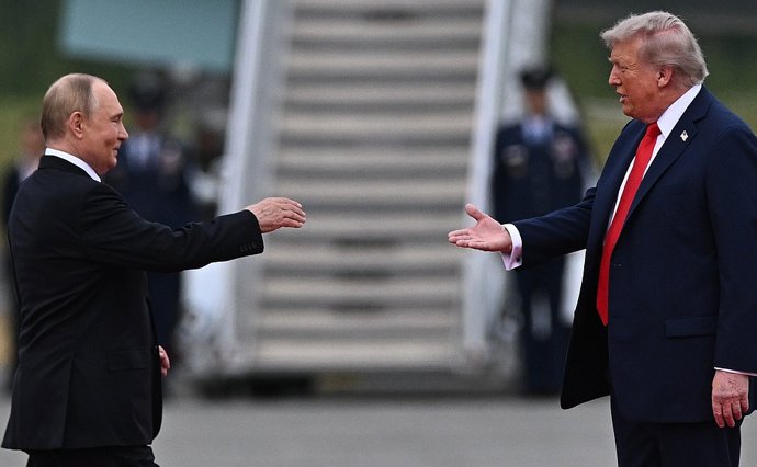 HANDOUT - 15 August 2025, US, Alaska: US President Donald Trump (R) greets Russia's President Vladimir Putin upon their arrival in Alaska. Photo: Sergey Bobylev/Kremlin/dpa - ATTENTION: editorial use only and only if the credit mentioned above is referenc