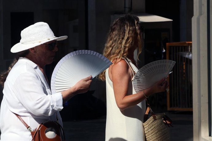 Viandantes soportan las altas temperaturas por las calles de Málaga, A 12 de agosto de 2025 en Málaga, Andalucía (España). 