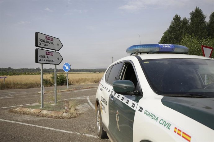 La Guardia Civil corta una carretera para impedir que la gente se aproxime al incendio, a 12 de agosto de 2025, en León, Castilla y León (España).