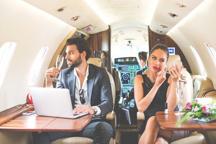 Archivo - Pareja en avión privado.