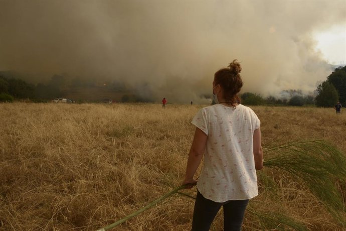 Vizinhos de Vilela enquanto as chamas se aproximam da cidade, em 15 de agosto de 2025, em Vilela, Cualedro, Monterrei, Ourense, Galícia (Espanha). A Galícia ativou mais uma vez o sistema ES-Alert de notificações por telefone celular para atuar como um sis