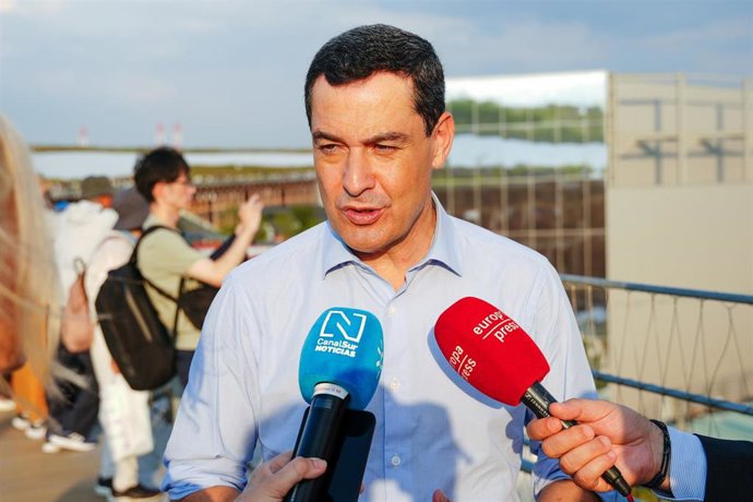 El presidente de la Junta de Andalucía, Juanma Moreno, atiende a los medios tras visitar distintos pabellones de la Exposición Osaka 2025. A 1 de agosto de 2025 en Osaka, Japón. 