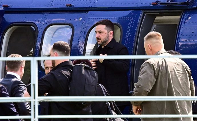 13 de agosto de 2025, Berlim: O presidente ucraniano Volodymyr Zelensky (C) desce de um helicóptero da polícia alemã ao chegar à Chancelaria para consultas virtuais dos chefes de Estado e de governo europeus, tendo em vista a reunião entre o presidente do