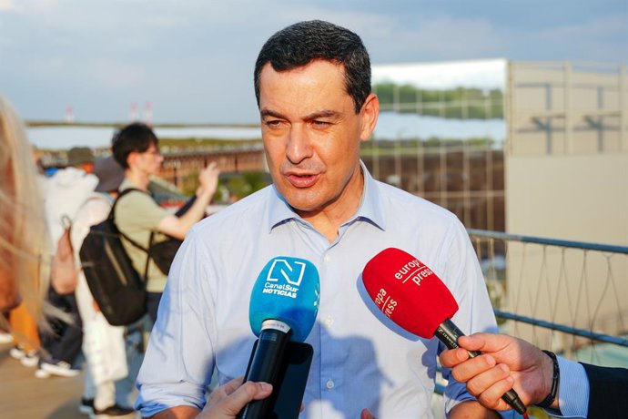 El presidente de la Junta de Andalucía, Juanma Moreno, atiende a los medios tras visitar distintos pabellones de la Exposición Osaka 2025. A 1 de agosto de 2025 en Osaka, Japón. El presidente de la Junta de Andalucía, Juanma Moreno,  visita los pabellones