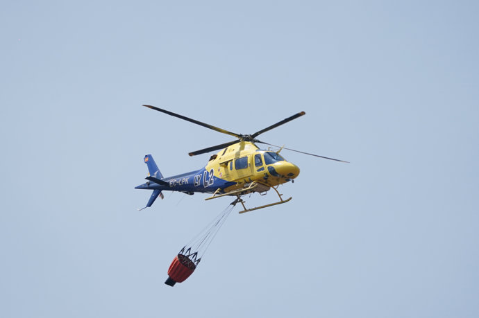 Helicópteros bombaderos continúan con labores de extinción total del fuego, a 16 de agosto de 2025, en Cerezal de Puertas, La Ramajería, Salamanca, Castilla y León (España).