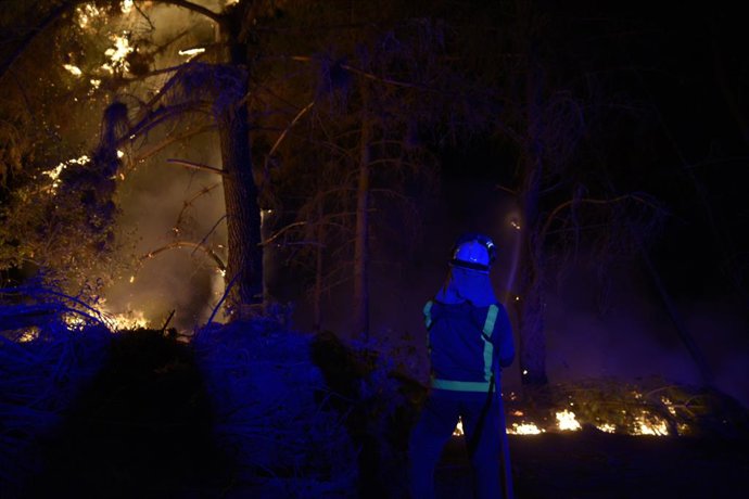 Bomberos forestales tratan de extinguir el fuego en Vences, a 14 de agosto de 2025, en Monterrei, Ourense, Galicia (España). Los incendios sin control que arrasan Galicia, especialmente en la provincia de Ourense que mantiene la situación 2, ascienden ya 