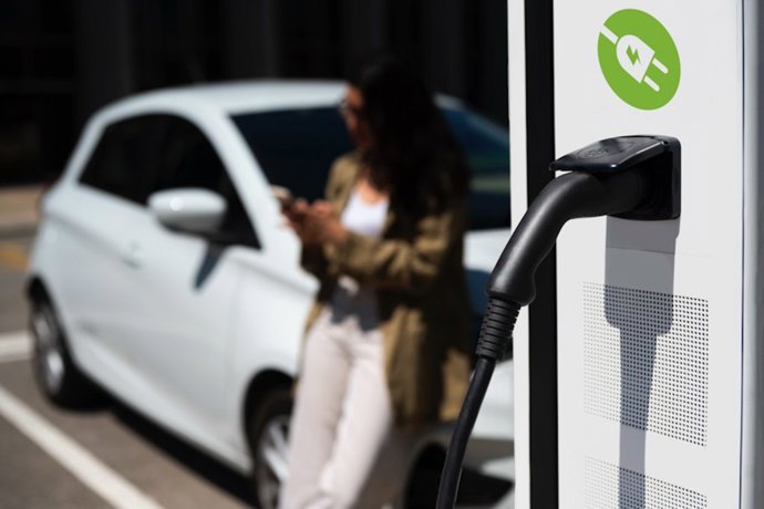 El Gobierno alerta de una nueva estafa a través de códigos QR en las estaciones de recarga para vehículos eléctricos