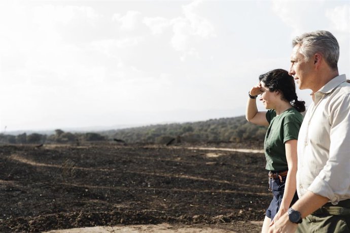 La presidenta de la Comunidad de Madrid, Isabel Díaz Ayuso, durante su visita por las zonas más afectadas por el incendio declarado el pasado lunes 11 de agosto en Tres Cantos