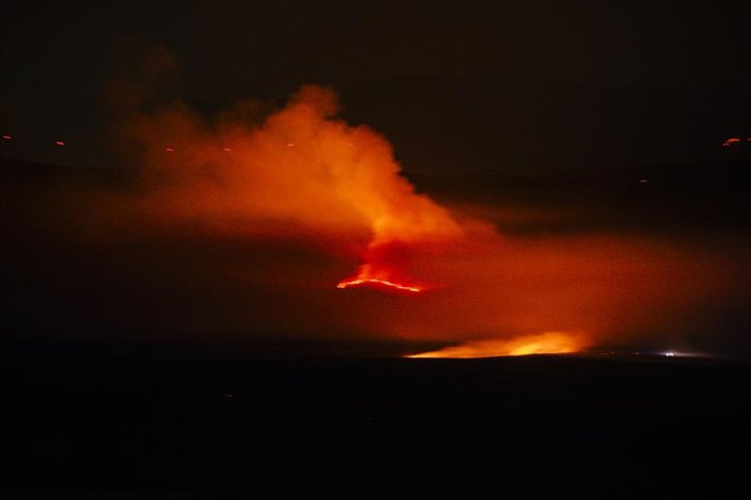 Vista do incêndio em Herradón de Pinares, em 16 de agosto de 2025, em Ojos-Albos, Ávila, Castilla y León (Espanha). A Junta de Castilla y León declarou o Índice de Gravidade Potencial (IGR) 2 na localidade de Herradón de Pinares, onde mais de