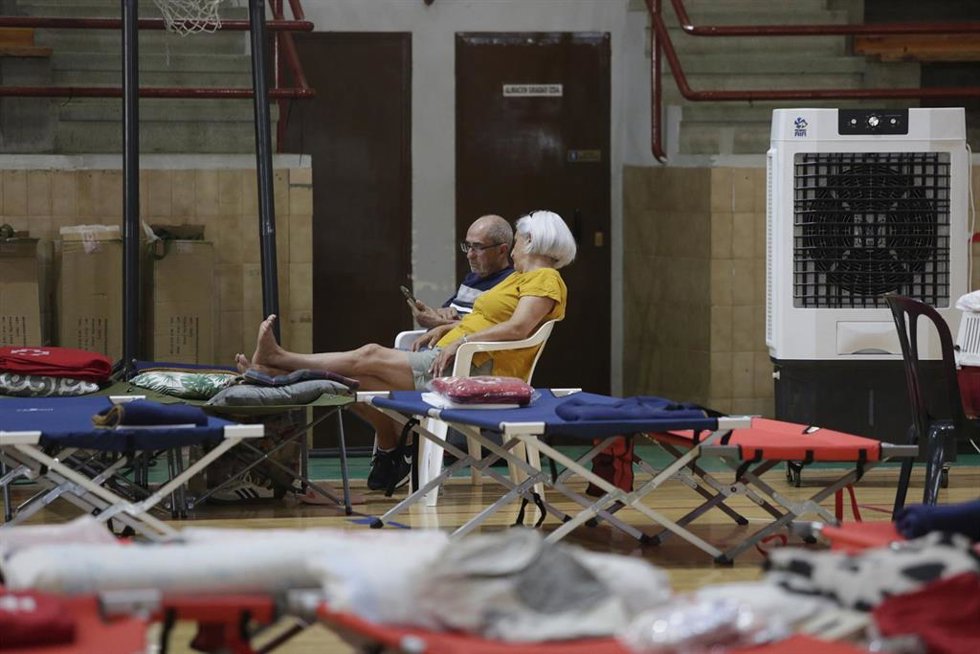 Varias personas evacuadas, en el pabellón municipal de La Bañeza, a 13 de agosto de 2025, en La Bañeza, León, Castilla y León (España). 