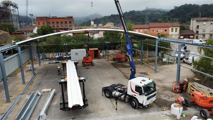 Archivo - Avanzan las obras para la instalación de la cubierta en el colegio público Turiellos