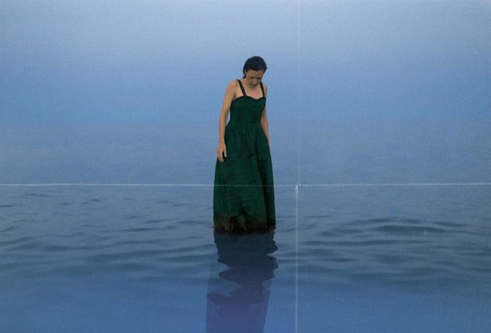 La artista Alessandra García, que lleva a cabo la performance La Obra del Mar.