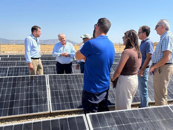 Imagen del director general del Agua, José Sandoval, junto al alcalde de Totana, Juan Pagán, visitando la nueva instalación fotovoltaica.