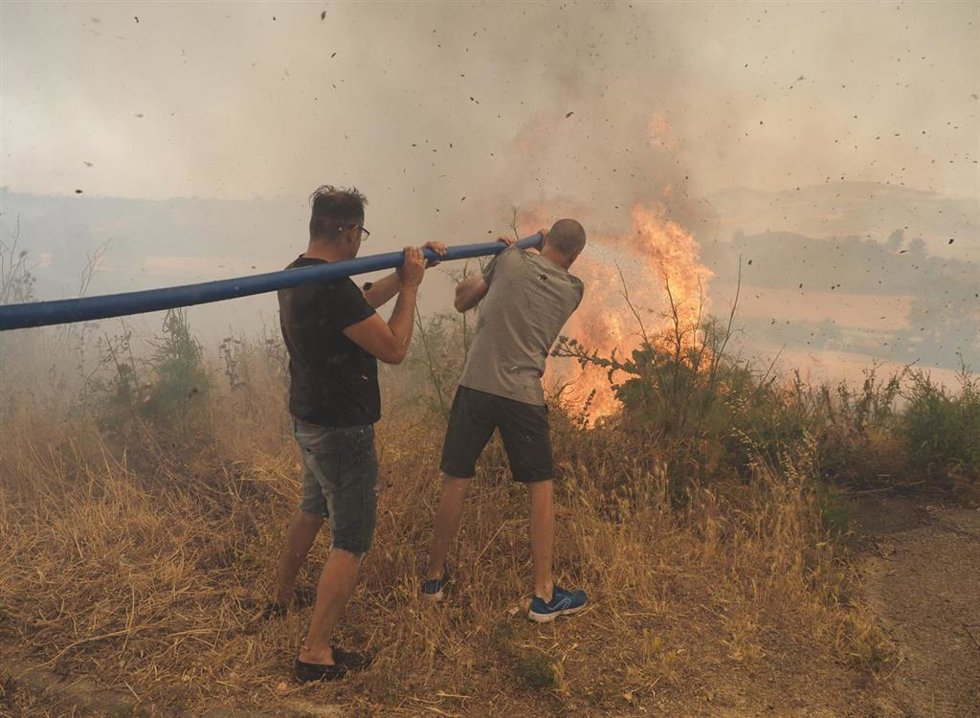 Archivo - Vecinos intervienen en la extinción del  incendio declarado en Obanos, a 18 de junio de 2022, en Obanos, Pamplona, Navarra, (España).