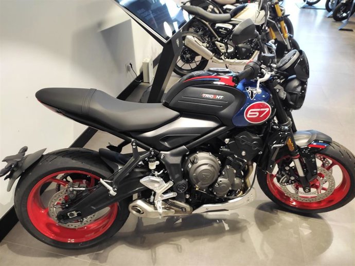 Motocicleta Triumph expuesta en un concesionario