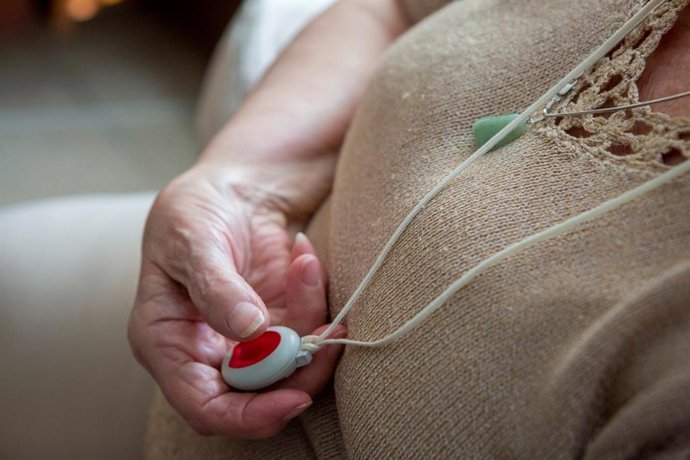 Archivo - UGT anuncia protestas ante la "falta" de conciliación del Servicio de Teleasistencia y Junta asegura cumplir el convenio